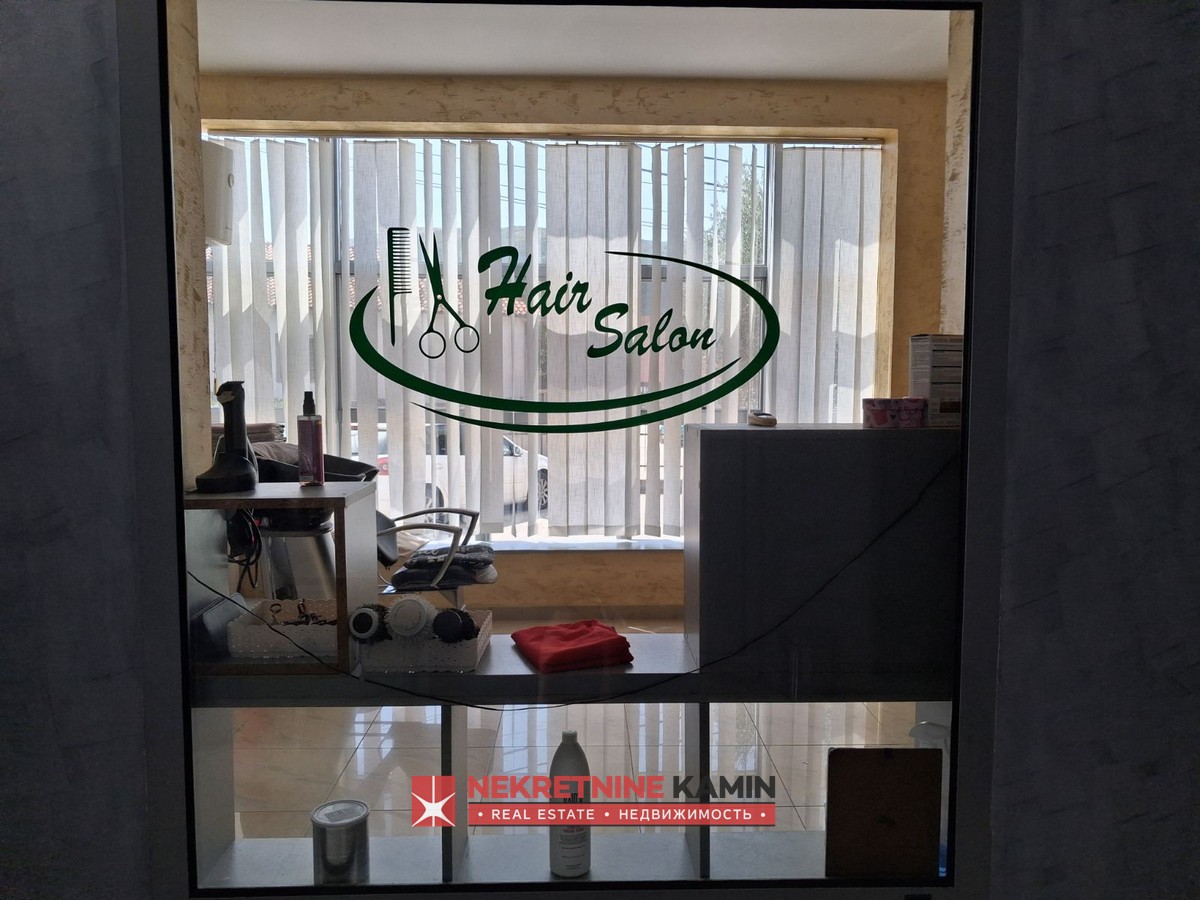 Izdaje se poslovni prostor adaptiran u frizerski salon, Lastva Grbaljska 